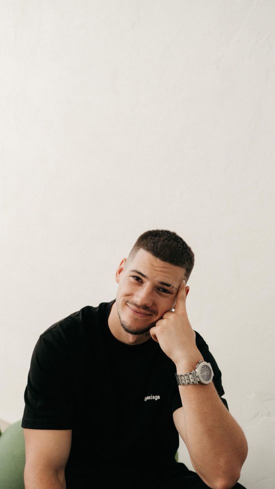 Ексчоловік Анни Трінчер показав свою квартиру, до якої переїхав після розлучення