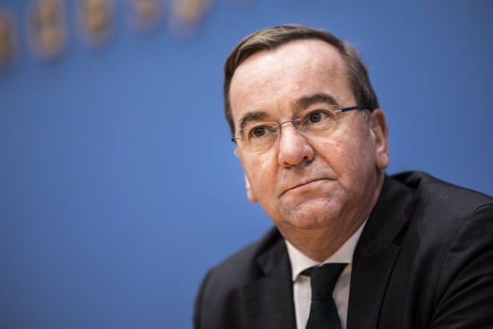 Міністр оборони Німеччини закликав країни НАТО готуватися до війни з РФ: "У нас є кілька років" Міністр оборони Німеччини закликав країни НАТО готуватися до війни з РФ: "У нас є кілька років"