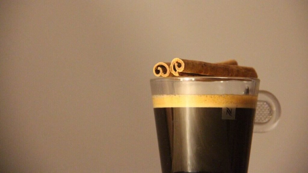 Чи дійсно кава з корицею притягує гроші та як правильно пити