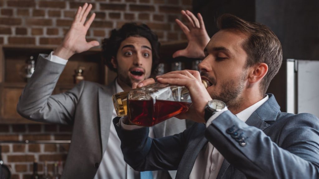 Коли вже потрібно викликати швидку: лікар назвав ознаки важкого алкогольного отруєння