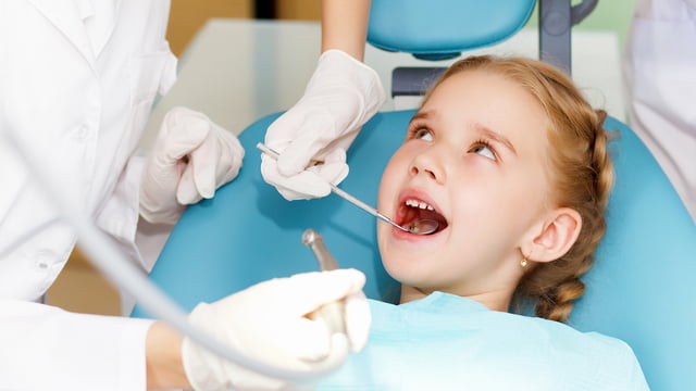 Стресовий період для малюків та їхніх батьків: коли випадають молочні зуби