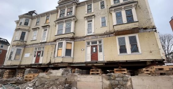 220-тонний готель перенесли за допомогою 700 шматків мила – відео