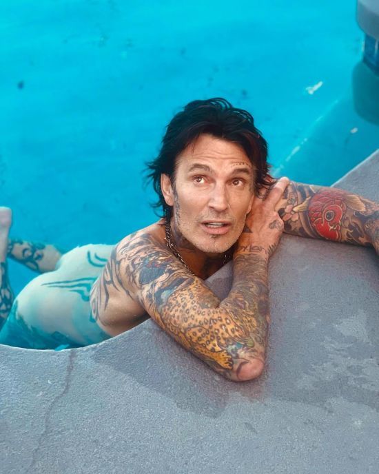 Невідома жінка звинуватила ексчоловіка Памели Андерсон у зґвалтуванні в приватному гелікоптері