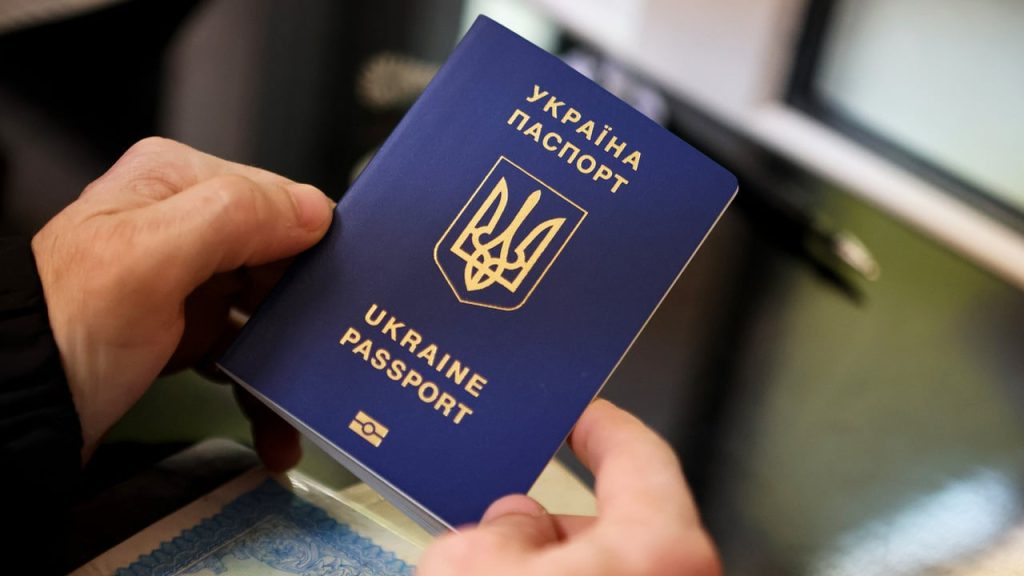 Залишать без паспортів? Як уряд планує карати ухилянтів за кордоном Залишать без паспортів? Як уряд планує карати ухилянтів за кордоном