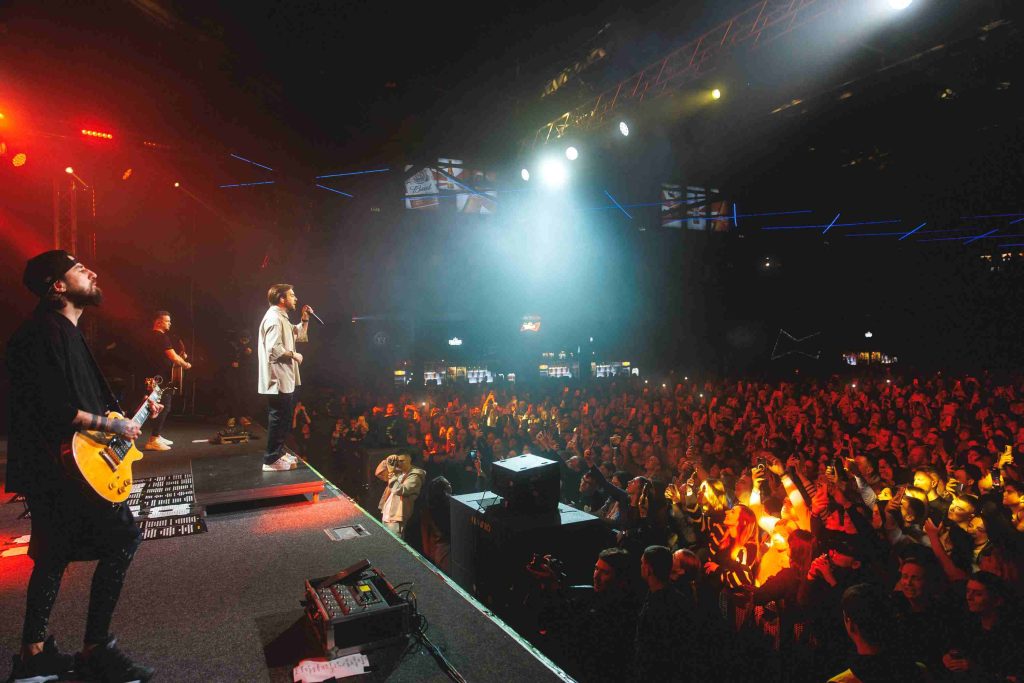 Великий сольний концерт БЕЗ ОБМЕЖЕНЬ у столиці: 1 мільйон гривень для ЗСУ, 20 музикантів на сцені та 3 тисячі відданих фанів в унісон