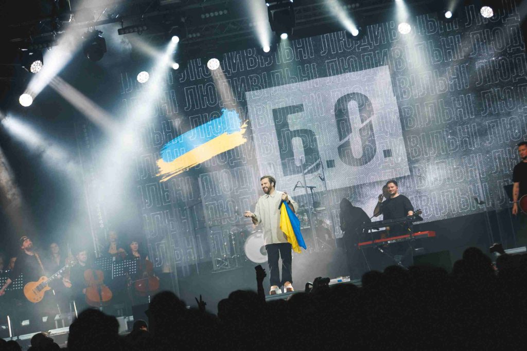 Великий сольний концерт БЕЗ ОБМЕЖЕНЬ у столиці: 1 мільйон гривень для ЗСУ, 20 музикантів на сцені та 3 тисячі відданих фанів в унісон Великий сольний концерт БЕЗ ОБМЕЖЕНЬ у столиці