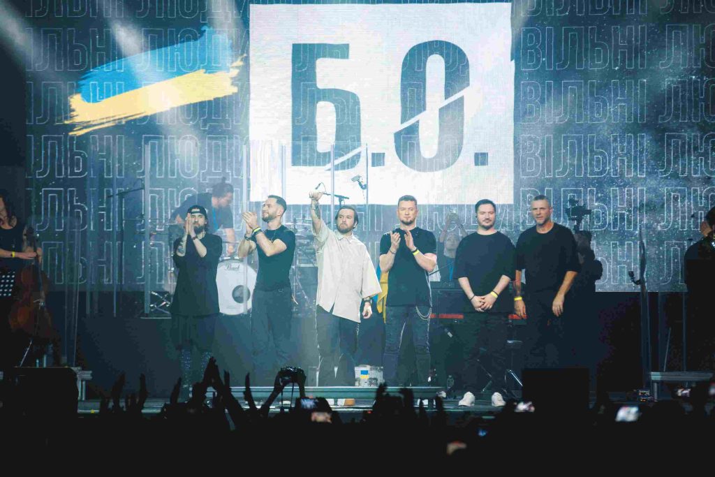 Великий сольний концерт БЕЗ ОБМЕЖЕНЬ у столиці: 1 мільйон гривень для ЗСУ, 20 музикантів на сцені та 3 тисячі відданих фанів в унісон