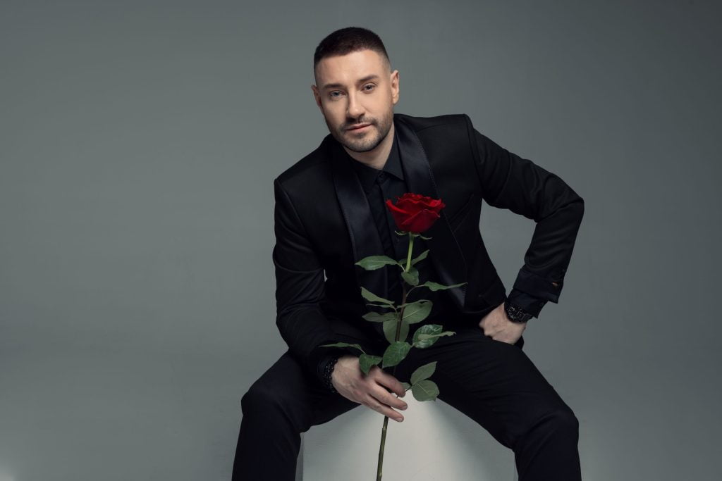 Нового секс-символа Андрія Кравченка застукали на гарячому: обіймався з жінками і дарував квіти