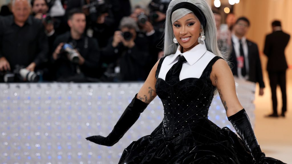 Прямісінько в око: Флоренс П’ю прилетіло в обличчя на червоній доріжці