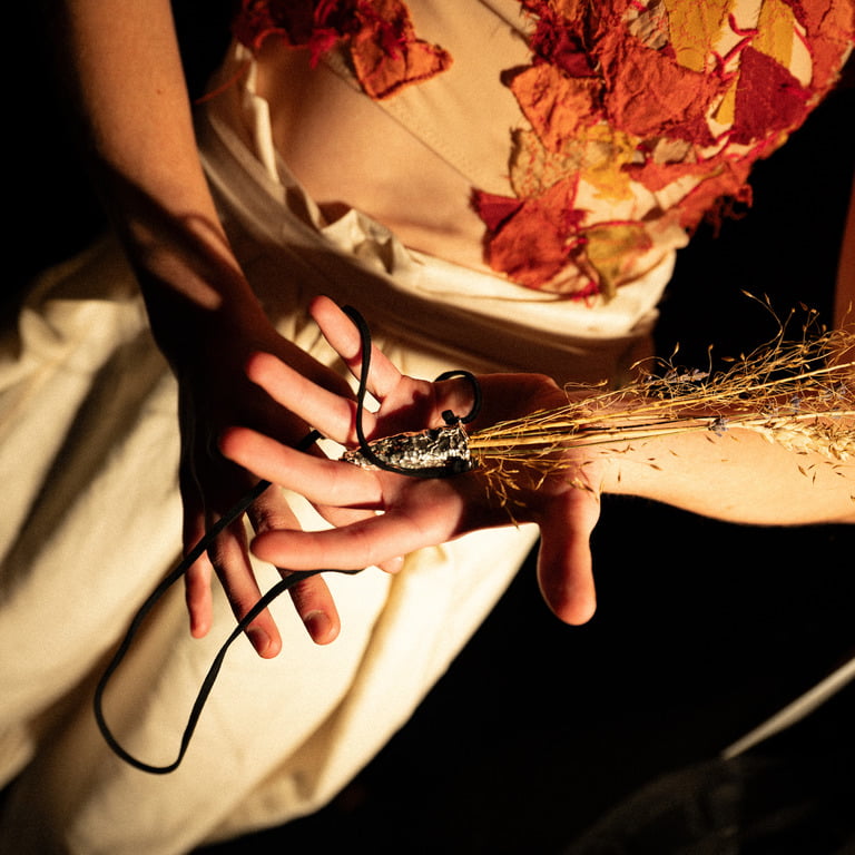 Символ жіночої сили: розіграш прикраси від команди вистави “Косачка” та ювелірного бренду á propos