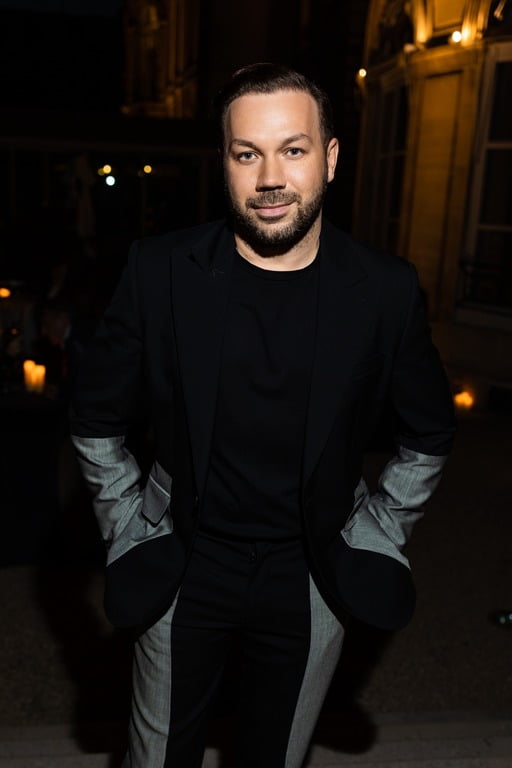 Чоловік говорить: дизайнер Андре Тан Чоловік говорить: дизайнер Андре Тан