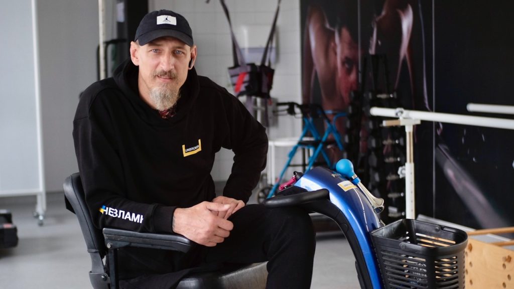 Пережив пекло, але не зламався: у Львові лікарі впевнені, 35-річний воїн освоїть протези і таки буде ходити