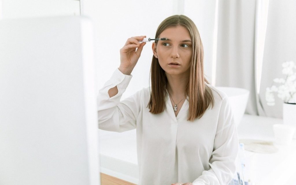 Чому сивіють брови і чи правда, що це ознака старіння, роз’яснює експерт