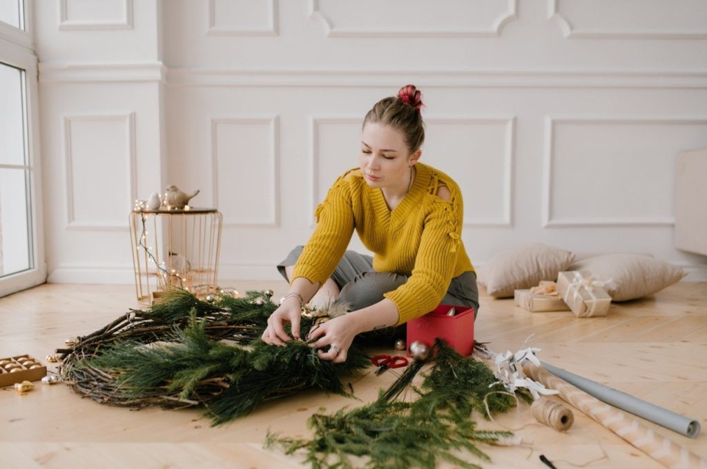 Як зробити новорічний вінок 2024, щоб він приніс добробут, щастя та успіх