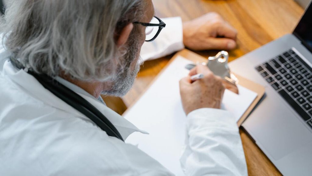 Фітнес-тренерка пояснила, як правильно робити планку, які м’язи працюють Фітнес-тренерка пояснила, як правильно робити планку, які м’язи працюють