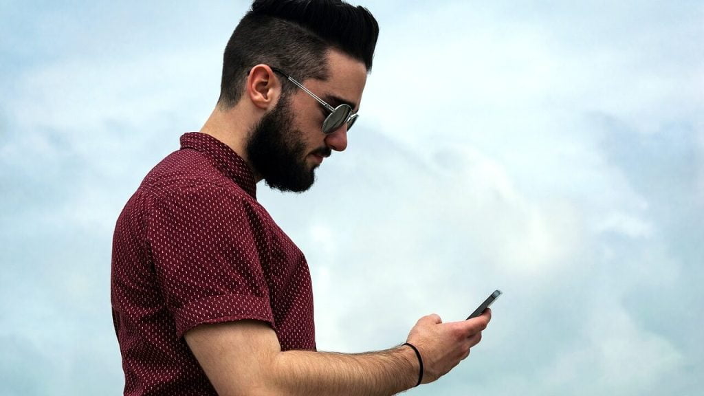 Викликає суїцидальні думки: вчені з’ясували скільки часу підлітки можуть проводити зі смартфоном Викликає суїцидальні думки: вчені з’ясували скільки часу підлітки можуть проводити зі смартфоном