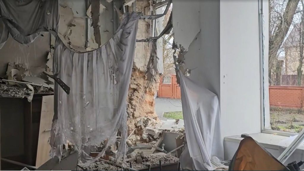 Росіяни обстріляли Херсон: побито адмінбудівлю, є поранений Росіяни обстріляли Херсон: побито адмінбудівлю, є поранений