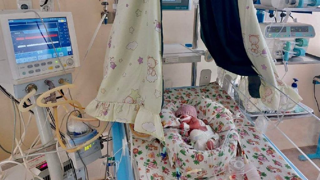 Дихальні і неврологічні розлади при народженні: у Львові врятували немовля з важкими вадами