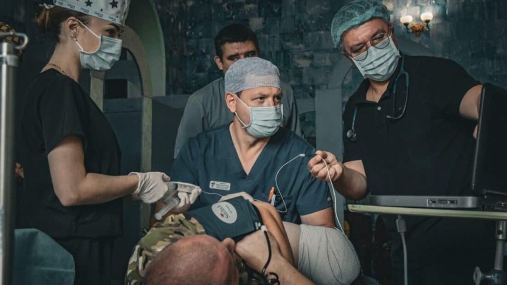 Вчиться ходити після ампутації: у Львові готують до протезування чоловіка після онкології