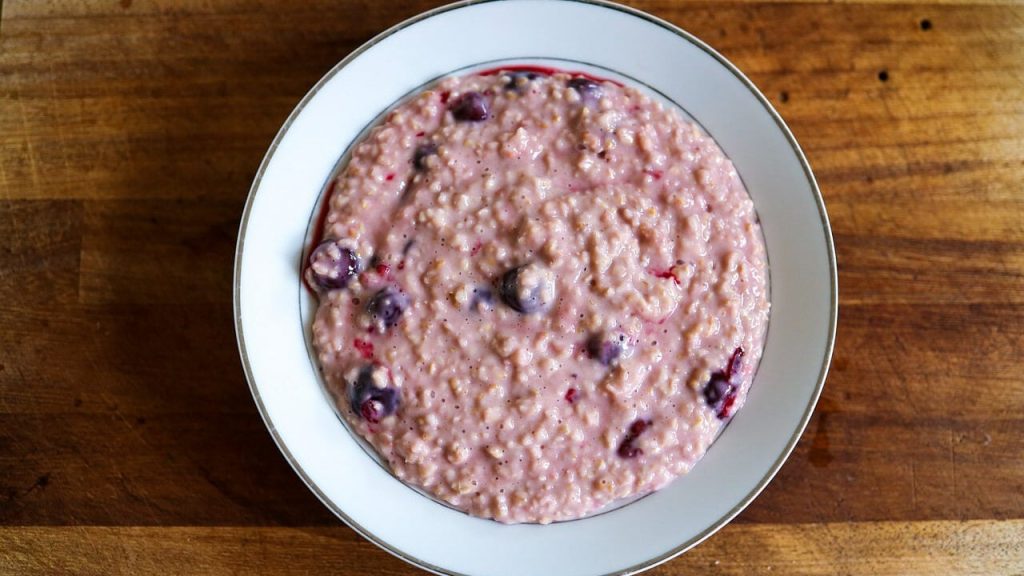 Дієтологи назвали два інгредієнти, які змусять вівсянку активно спалювати жир