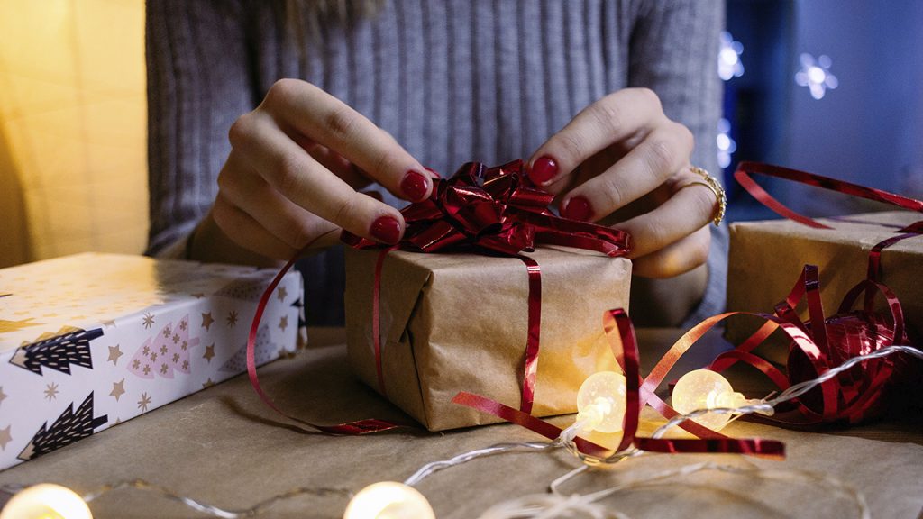 Від квітів до подорожі: ідеї подарунків мамі на Новий рік 2024