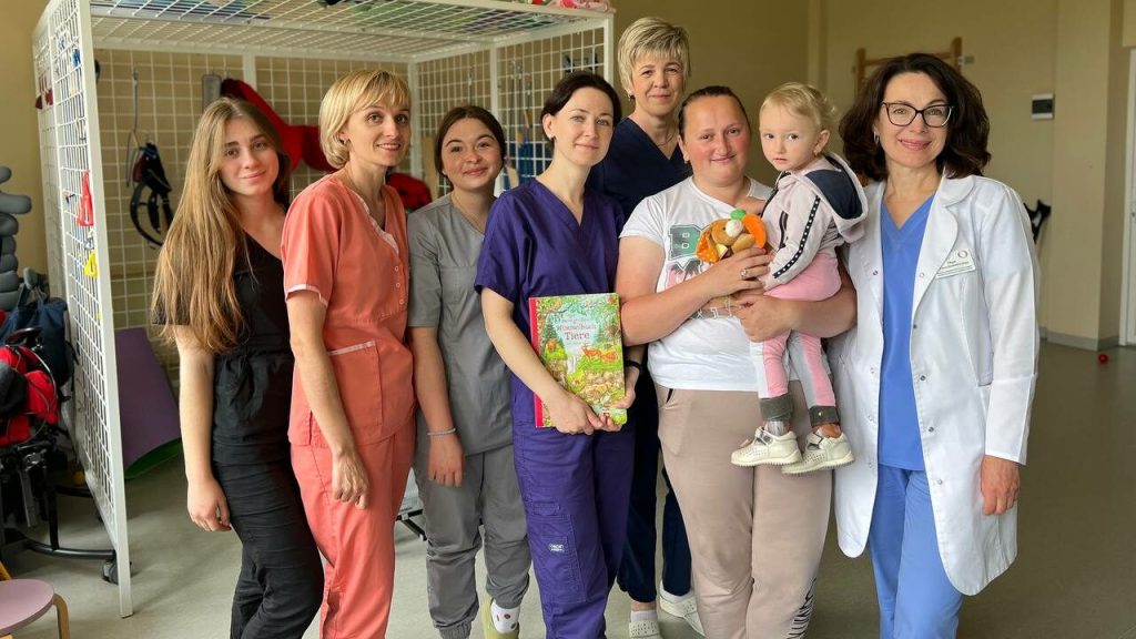 Почалося руйнування структури суглобу: у Львові допомагають трирічному хлопчику із ДЦП