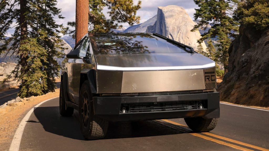 Присідає і сортує яйця: у Tesla показали можливості робота Optimus Gen 2