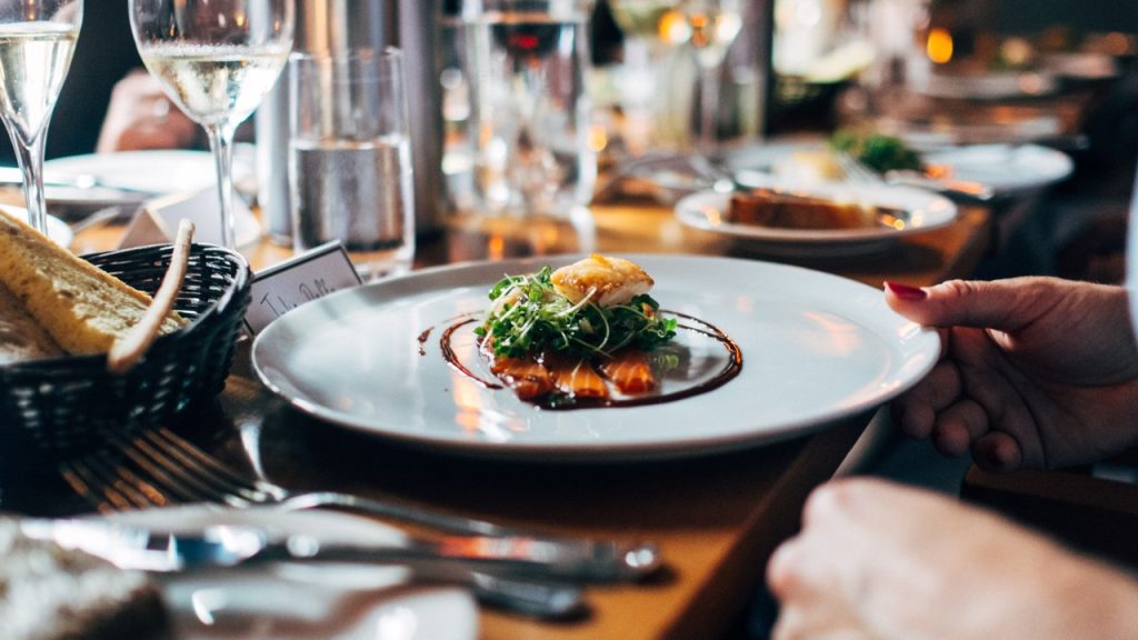 М’ясо по-французьки – як приготувати: рецепт страви з курки та свинини