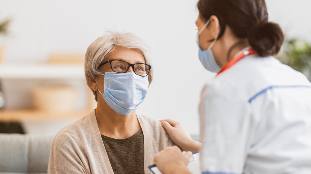 Covid-19 набирає обертів в Україні: де перевищено епідпоріг, запровадження маскового режиму