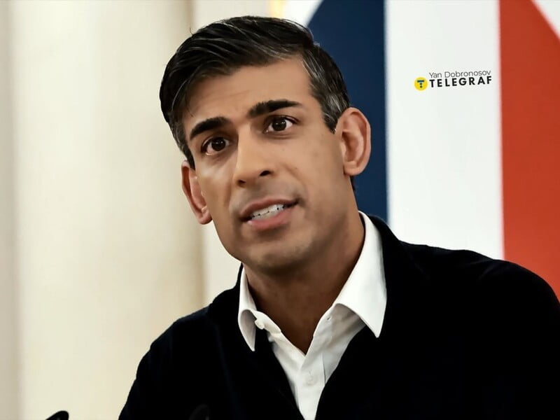 Сунак носить на правій руці браслет кольорів українського прапора. Фото