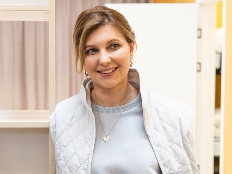 Макіяж із акцентом на очах та інтер'єр у сірих тонах. Зеленська знялася для італійського видання й уперше відмовилася говорити про чоловіка й дітей