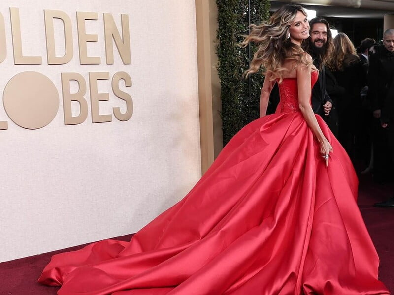 Клум вийшла на люди в червоній сукні зі шлейфом. Фото. Відео Клум вийшла на люди в червоній сукні зі шлейфом. Фото. Відео