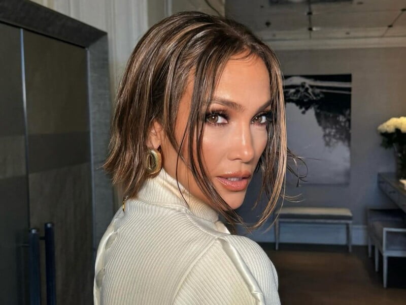 "Суперкороткий, карколомний боб". Лопес кардинально змінила довжину волосся. ЗМІ пишуть, що новий образ надихне жінок на зміни. Фото