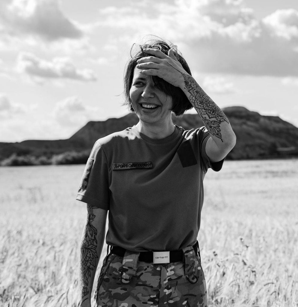 #BOOKSHELFY: військовослужбовця та мисткиня Ірина iSky, артдует Vony Razom #BOOKSHELFY: військовослужбовця та мисткиня Ірина iSky, артдует Vony Razom