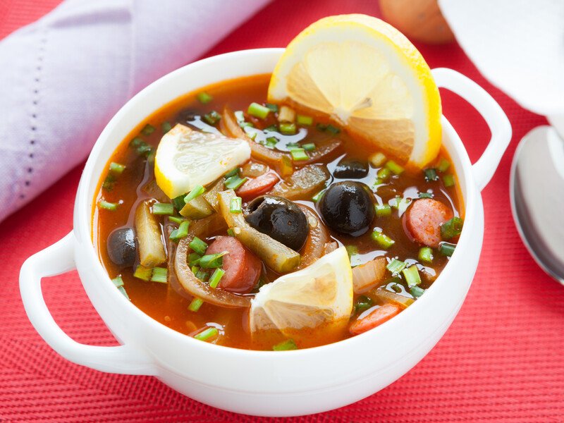 Додайте це наприкінці – і вийде смачна солянка. Простий рецепт із ковбасних залишків після святкового застілля