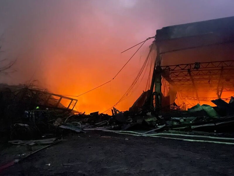 "Життя треба прожити так, щоб москалі витратили на тебе три ракети Х-101!" Фабрика М-Тас показала наслідки удару по своєму виробництву в Києві "Життя треба прожити так, щоб москалі витратили на тебе три ракети Х-101!" Фабрика М-Тас показала наслідки удару по своєму виробництву в Києві