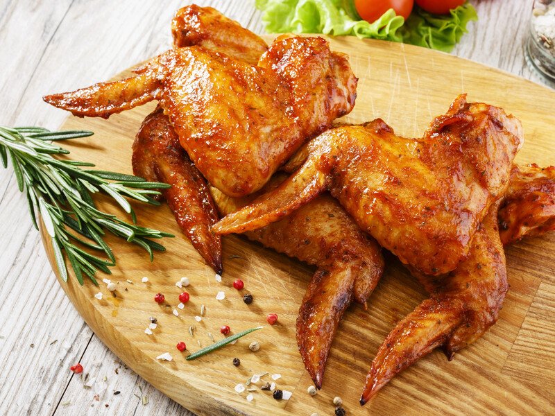 "Родзинка цього рецепту в поєднанні кислинки лимона із солодкістю меду". Як приготувати курячі крильця у глазурі