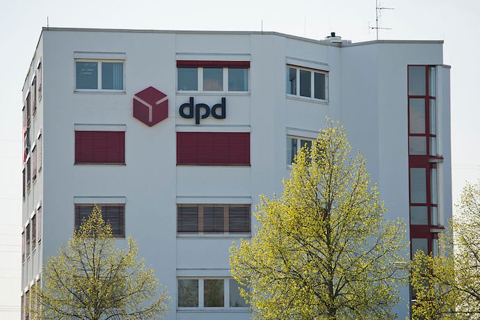 Британська фірма доставки "звільнила" ШІ після того, як чат-бот образив свою ж компанію