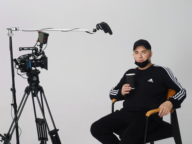 "У мене була мета. Я майже щодня ходив довкола офісу". Фотограф розповів, як умовив Данилка знятися для його фотопроєкту про війну