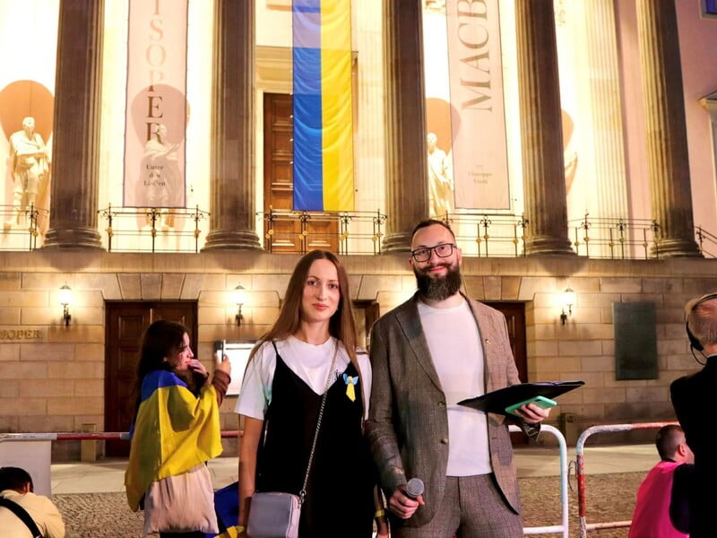 Активісти руху No Netrebko в Німеччині заявили, що друг Нетребко – німецький диригент Гюттлер "намагається закрити їм рота" судовими позовами