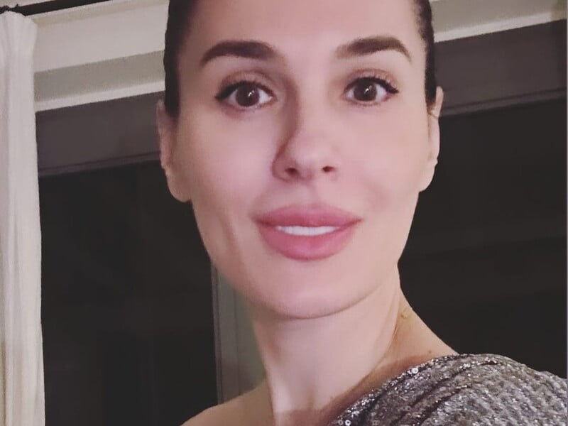 Єфросиніна знялася у шкіряній сукні, яка підкреслює фігуру. Фото