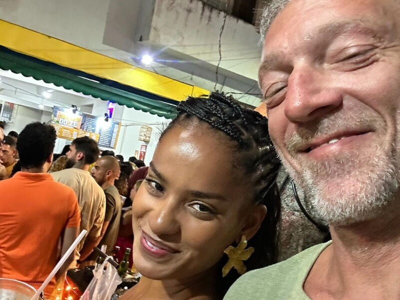 27-річна дівчина Касселя влаштувала запальні танці у відвертому бікіні. 57-річний актор публічно відреагував