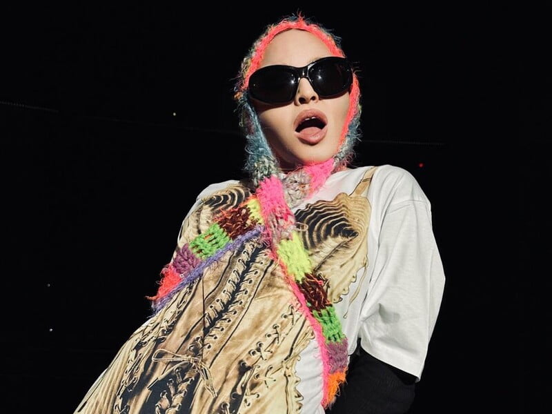 Мадонна презентувала футболку із зображенням культового корсета від Жана-Поля Готьє Мадонна презентувала футболку із зображенням культового корсета від Жана-Поля Готьє