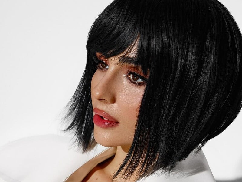 Трінчер знялася без бюстгальтера і з новою зачіскою