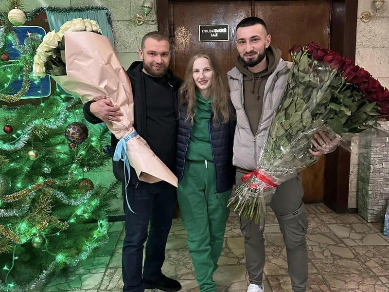 Дівчині-морпіху, яка повернулася з полону, освідчився її побратим