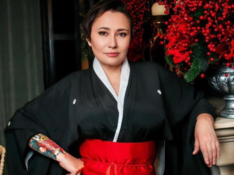 "Тримайте відео від "мажорів", де вони ванни із шампанського приймають на курортах бахмутських". Мозгова показала ролик, який український захисник зняв усередині бліндажа