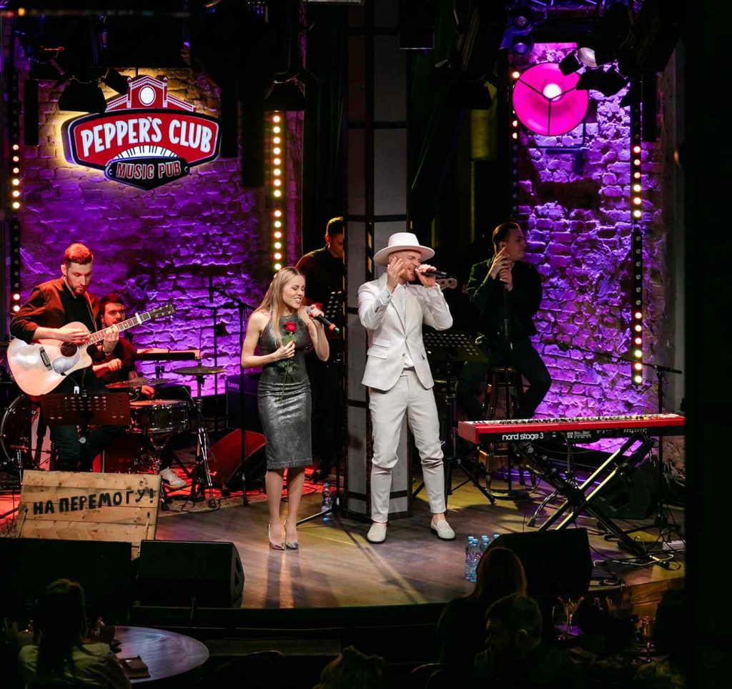 Влад Дарвін збирає гроші для ЗСУ на акустичних квартирниках (ФОТО)