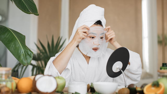 Як вмиватися з нарощеними віями: поради та що знадобиться