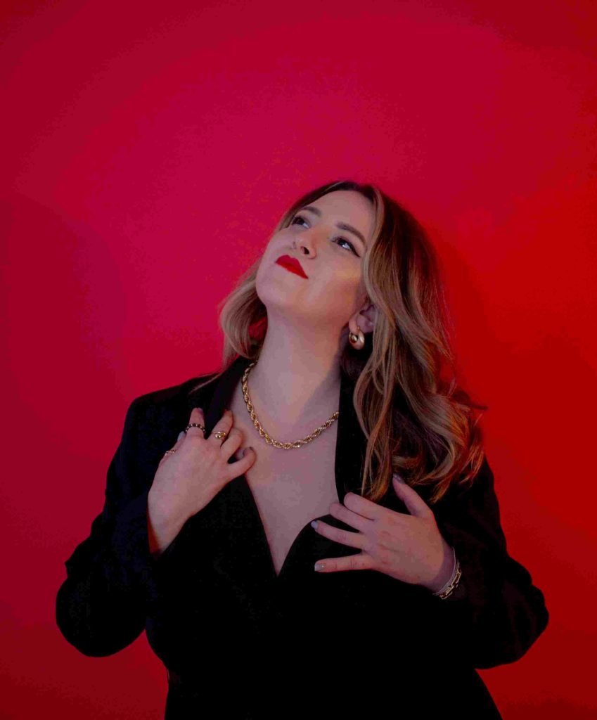 POTOTS’KA - нова українська співачка з емоційним голосом, випускає свій дебютний сингл «Фавор»