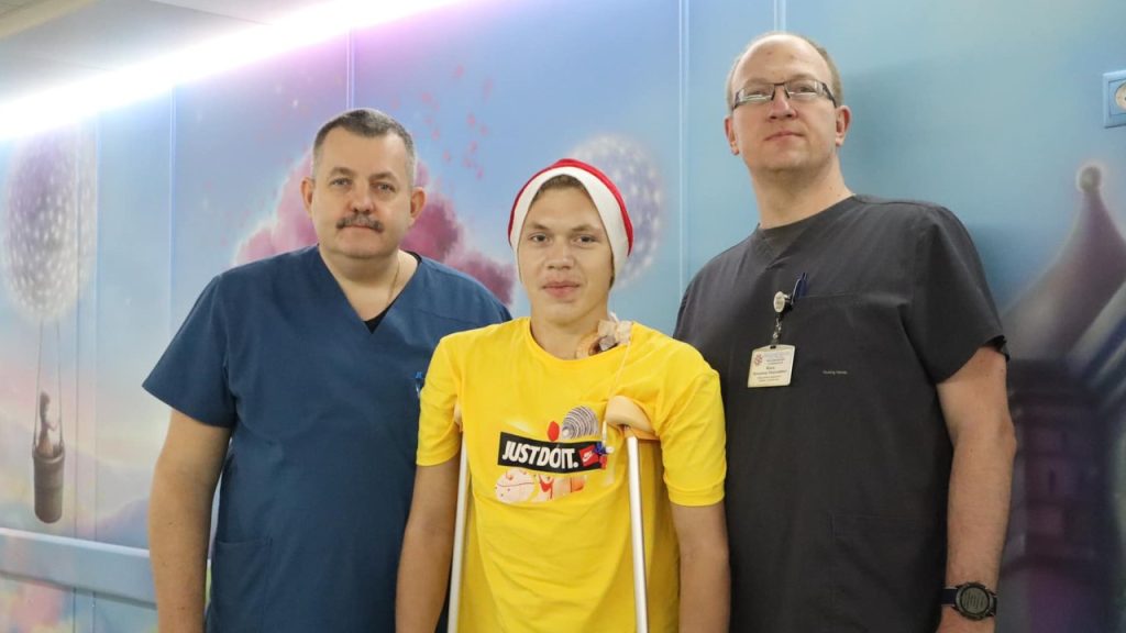 Під час ремонту вантажівки зламався домкрат: в Ужгороді водію врятували від ампутації розчавлену руку